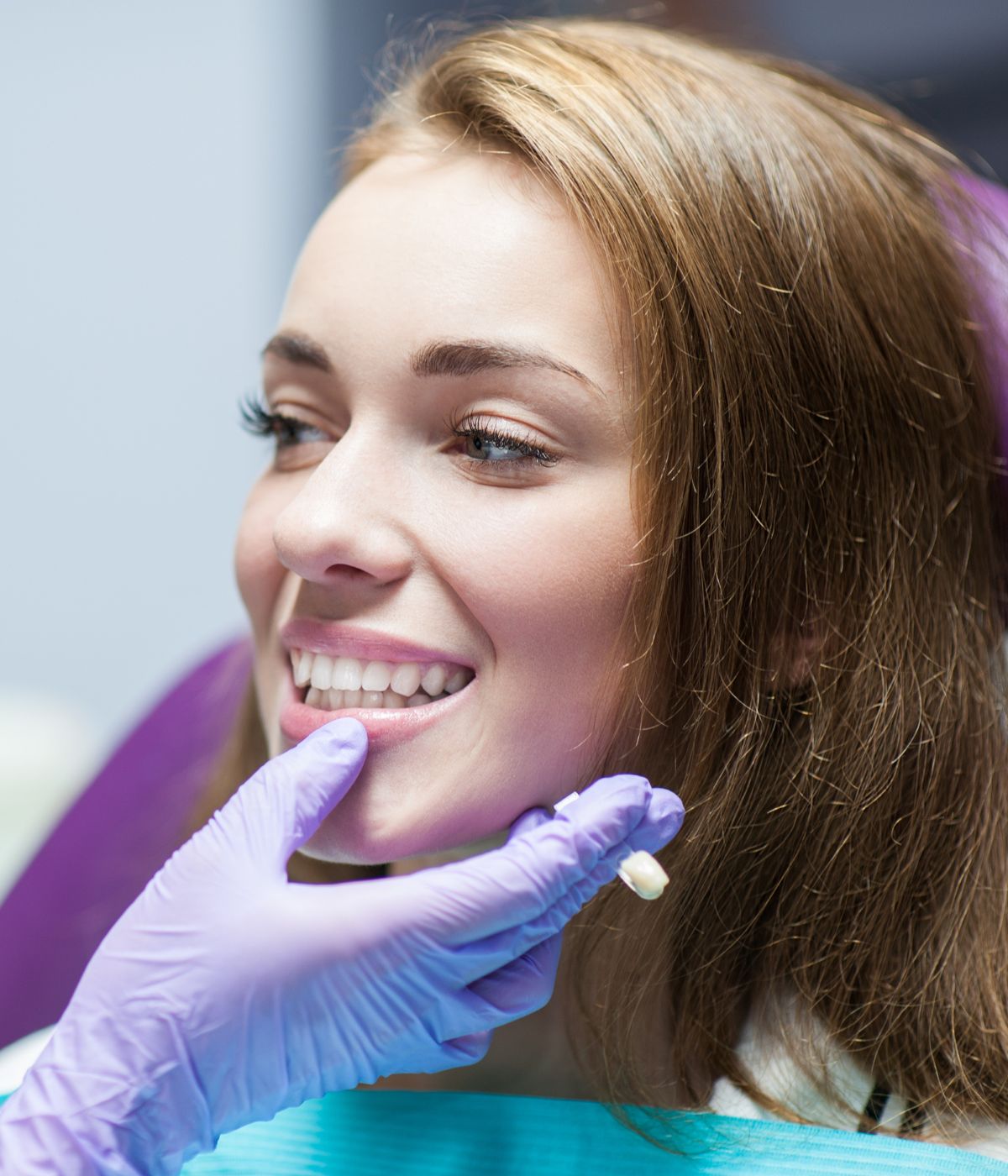 Ragazza sorride dal dentista aperto il sabato